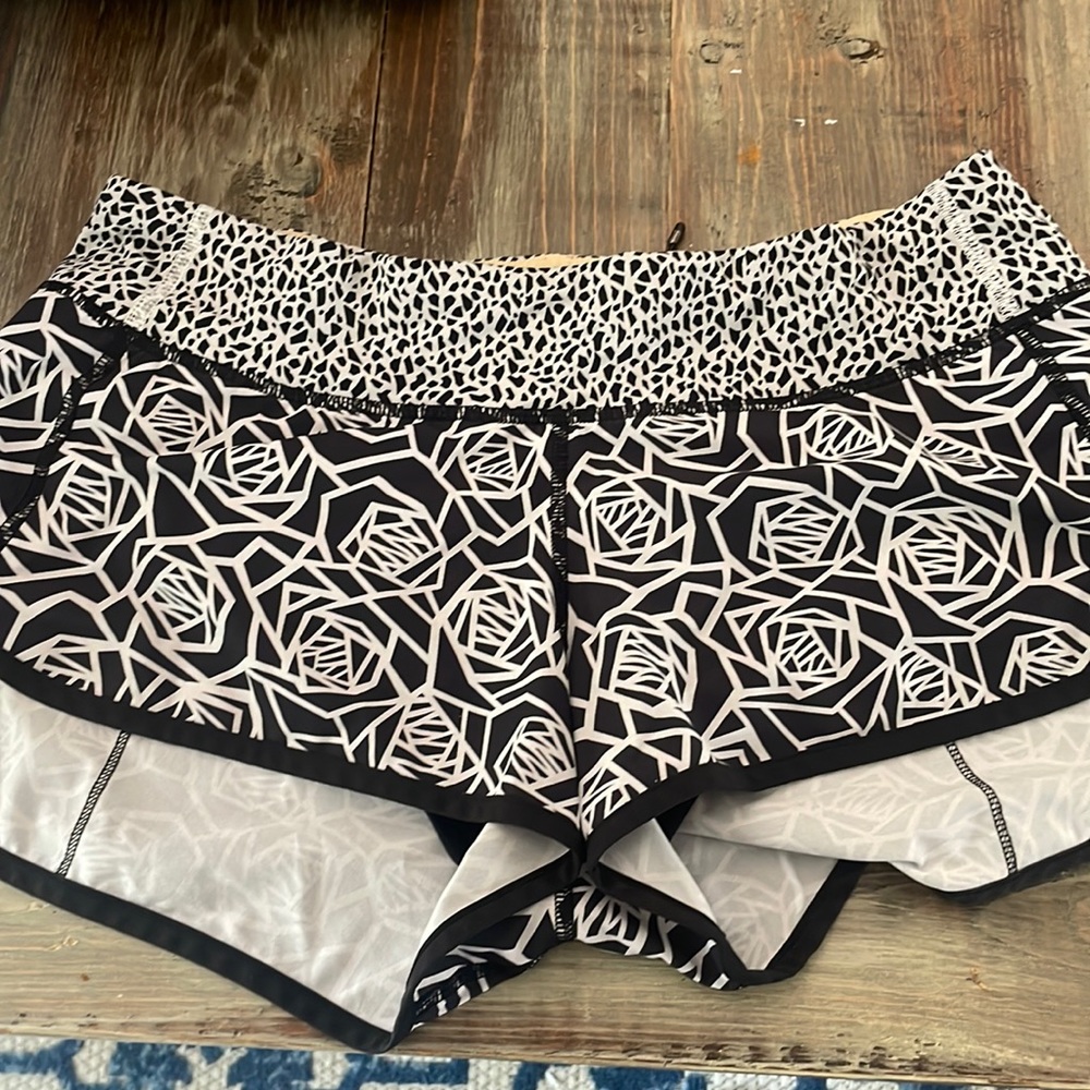Lululemon size 8 sped up shorts